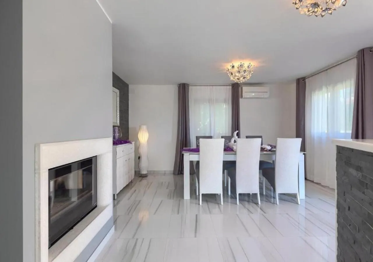 Villa Chiara Puntera 0*,